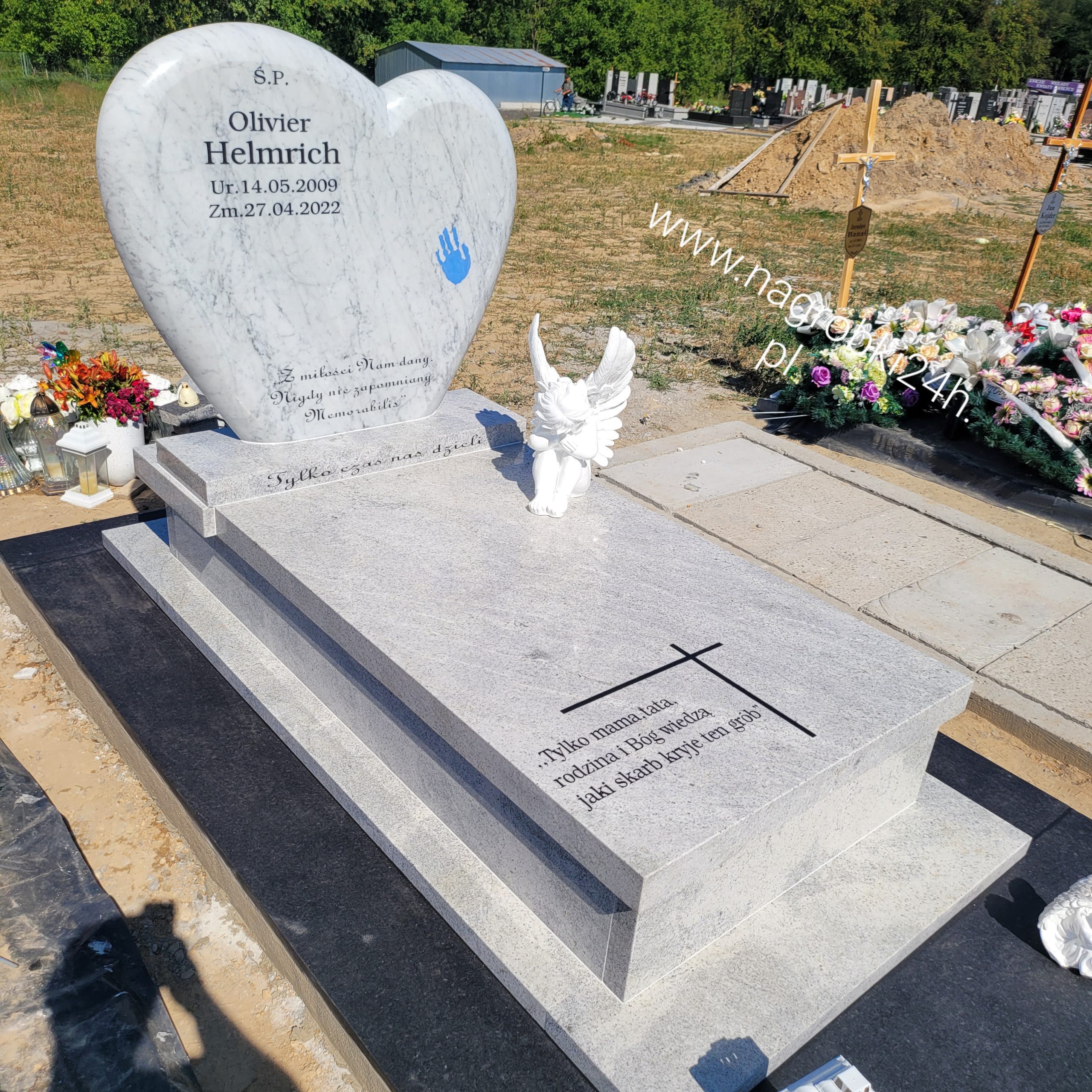 Nagrobki z elementami dodatkowymi